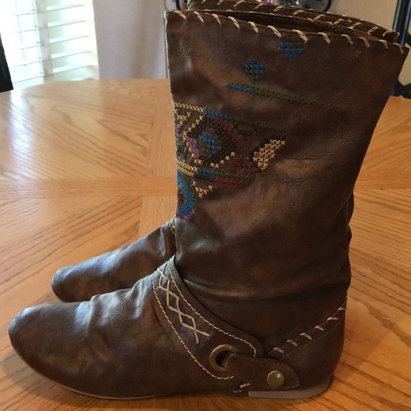 SouthWest Style Soft Faux Leather Boots - Picture 4 of 8
